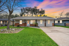 with Arcade and Covered Patio Sleep 9 in this 4 Bedroom 2 Bath Home 5 star host Deer Park TX
